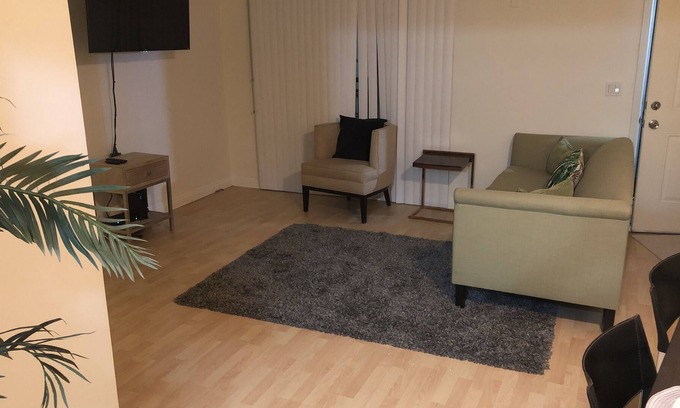 La Crescenta-Montrose Condo | Contemporary Condo near JPL/Universal Studios/Burbank/DTLA/Pasadena