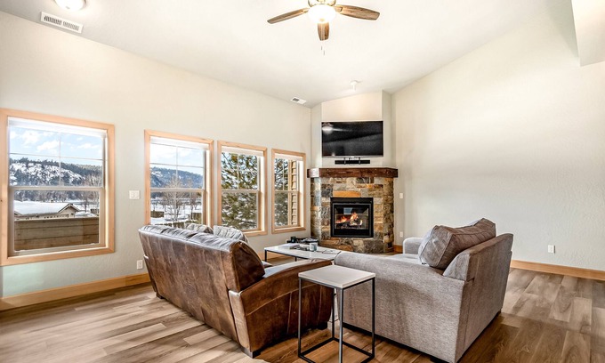 Dover Bay Condo | Contemporary Condo Near Downtown & Lake Access w/Balcony & Central A/C