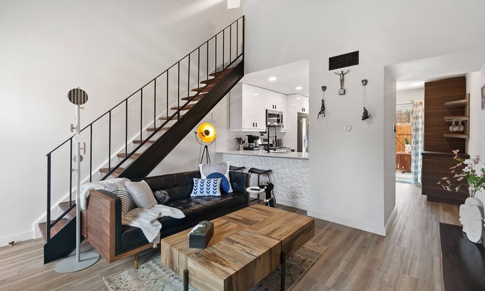 St. Edwards Apartment | Contemporary Couples Getaway Minutes From Austin Favorites - Loft 21
