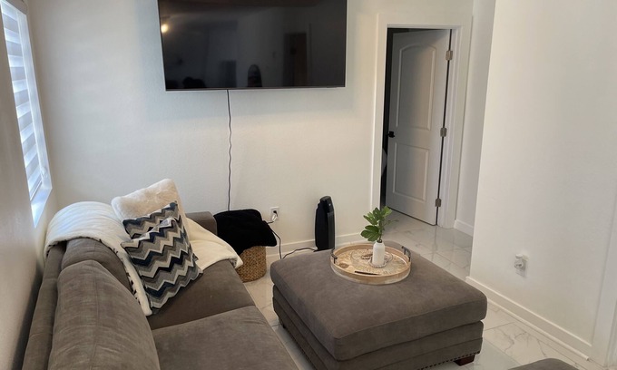 San Fernando House | Contemporary - Cozy- 2 BDR House