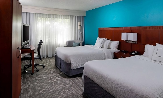 Boca Raton Hotel | Contemporary Deluxe Room Close to Beaches! Free Parking, Pet-Friendly, Pool!