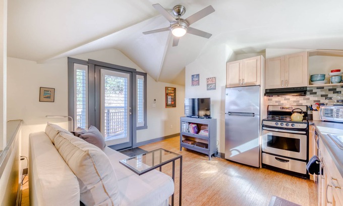 Concordia Apartment | Contemporary dog-friendly studio w/cable, WiFi, and private balcony