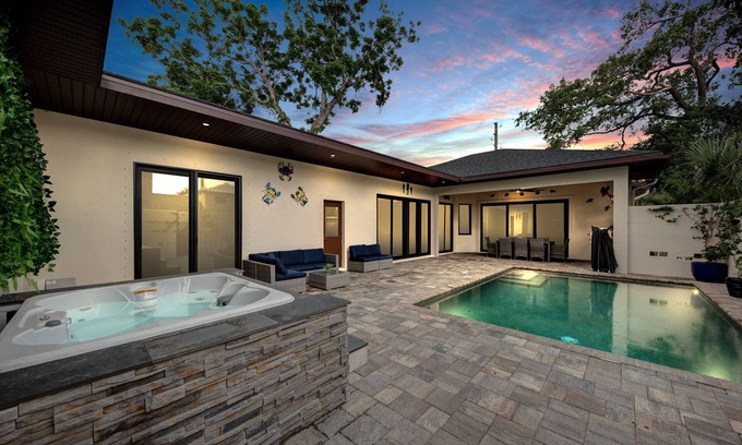 Gillespie Park House | Contemporary, Downtown location, Pool, Spa & Sauna, very close to Beaches