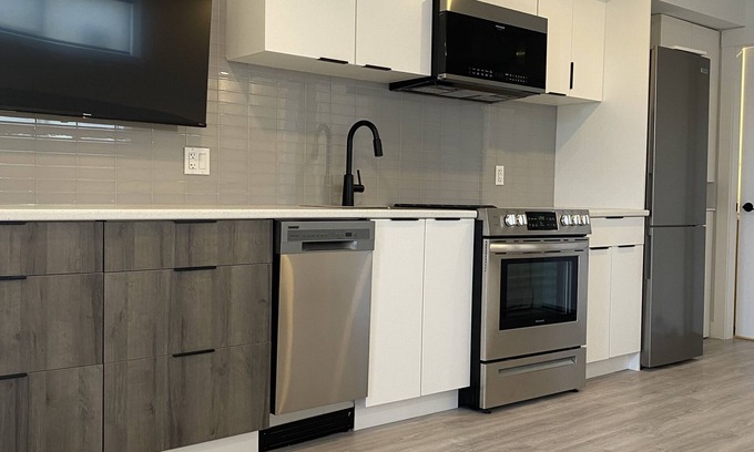 Regional District of Nanaimo Apartment | Contemporary Flat