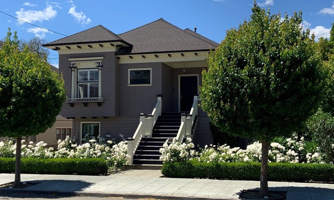 Napa Apartment | Contemporary Flat w/Gentleman's Vineyard - 1 Block to Downtown Napa! Non-Hosted