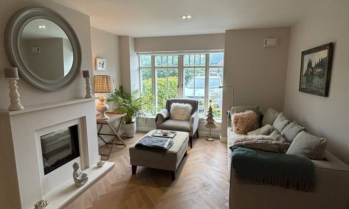 Ashford House | Contemporary home in Ashford, 10 mins walk to shops, pubs and restaurants