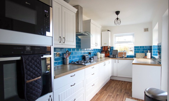 Easton House | Contemporary Home in Friendly Easton - Free Parking