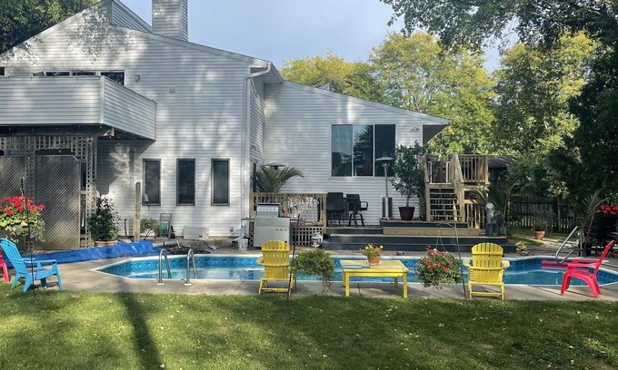 Middleton House | Contemporary home in quiet neighborhood with pool & great back yard close to all