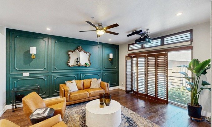 San Antonio House | Contemporary home w/a private rooftop deck - near the San Antonio Zoo