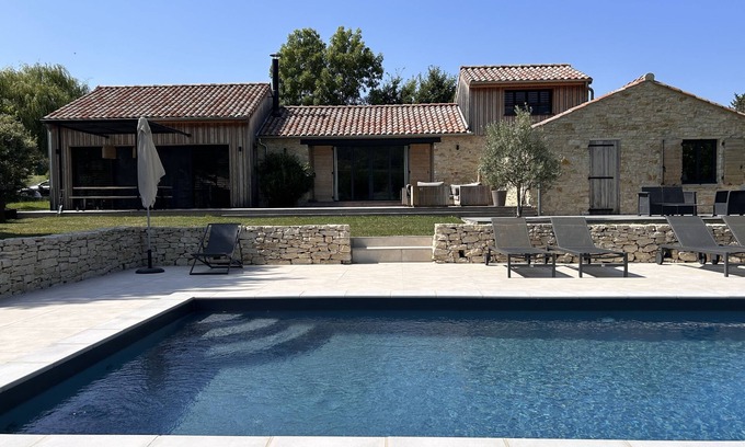 Vesc Villa | Contemporary house with swimming pool