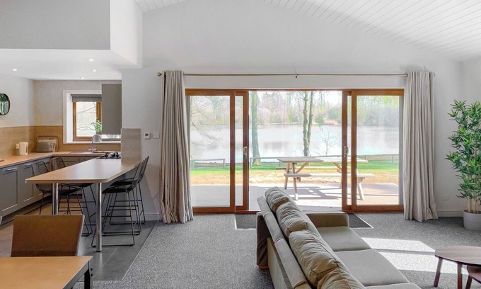 Ancaster Ski Chalet | Contemporary Lakeview Lodge 6