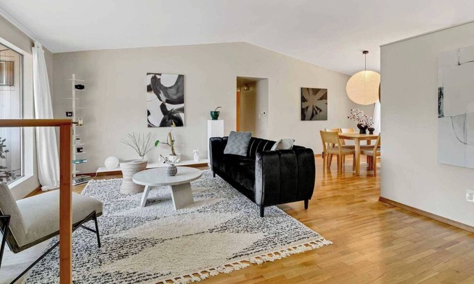 Kingsgate House | Contemporary Living on 117th Avenue #41850