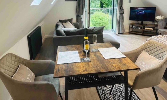 St Albans Apartment | Contemporary Loft Annexe in spacious grounds next to golf club.