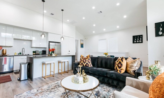 Riverside Terrace House | Contemporary Luxe home 10mins from DT Houston