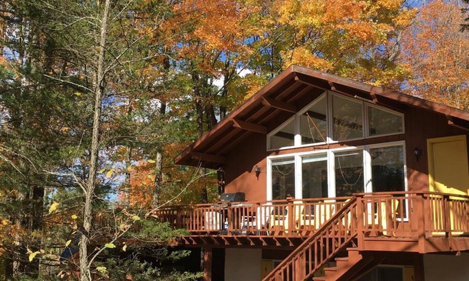 Londonderry Ski Chalet | Contemporary Magic Mountain Chalet Close to Skiing, Hiking, Fun