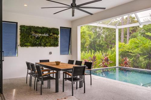 East Naples House | Contemporary Naples Home with Outdoor Kitchen and Pool