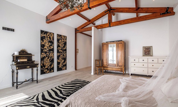 Arrabal Villa | Contemporary rural villa with large wooden beams with artistic accents
