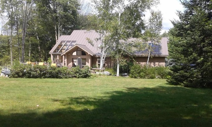 South Londonderry House | Contemporary ski retreat next to Magic Mountain, hot tub, pool table.