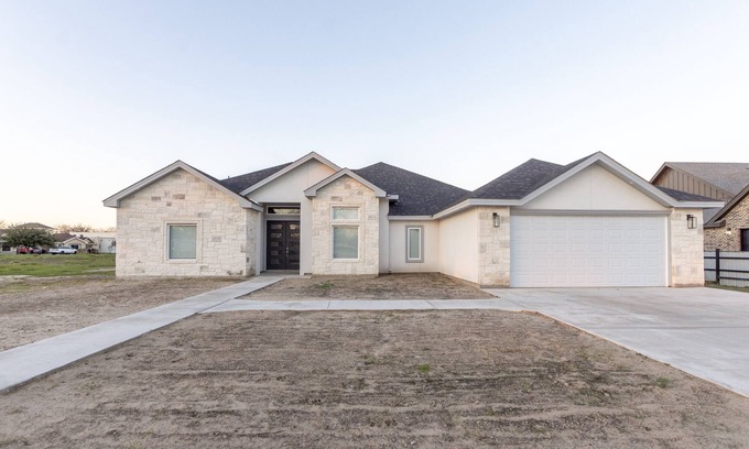 Eagle Pass House | CONTEMPORARY SPACIOUS STAY