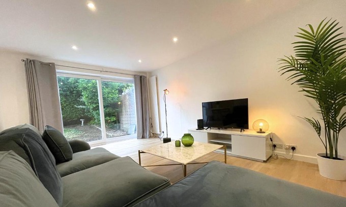 High Wycombe Apartment | Contemporary-styled 3-Bed House