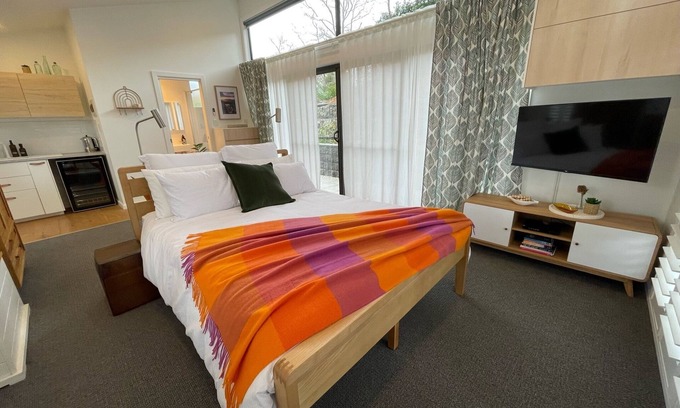 Katoomba Apartment | Contemporary, Stylish One Bedroom Studio.