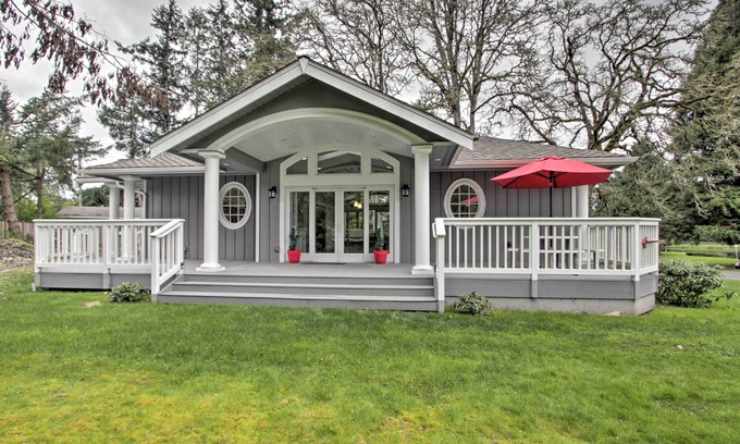 Parkland Cottage | Contemporary Tacoma Cottage w/Deck & Pond!