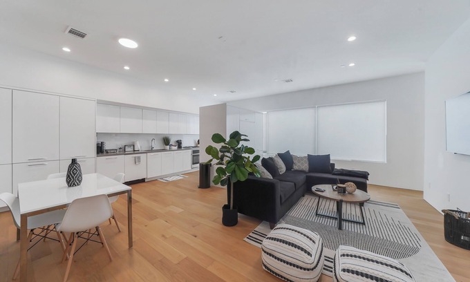 East Downtown Houston House | Contemporary Townhouse East Downtown w/Parking
