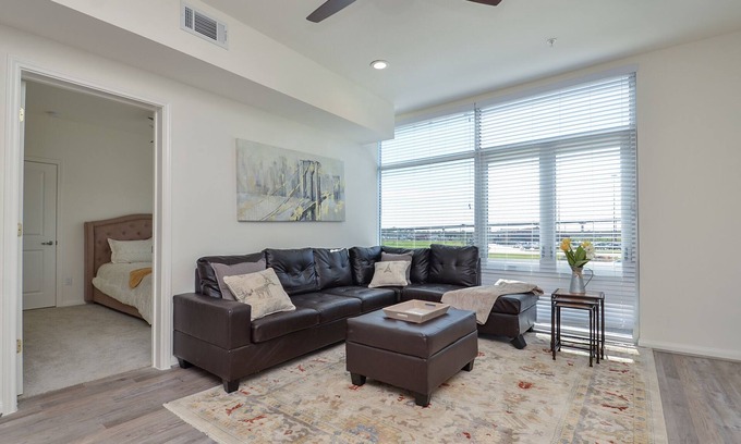 Katy Condo | Contemporary Urban Living in Gated Complex |2Q