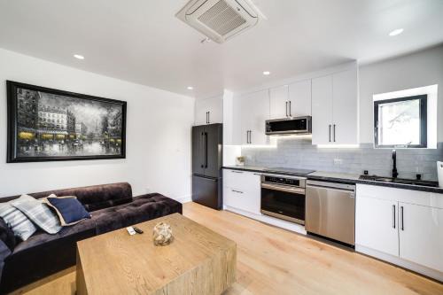 Woodland Hills House | Contemporary Woodland Hills Retreat Near US-101!