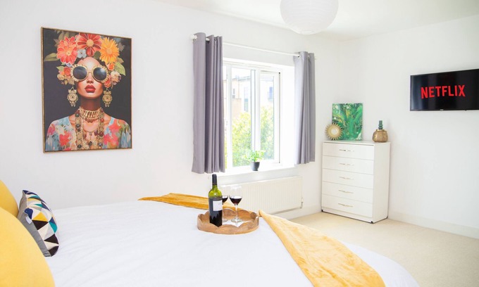 Peterborough House | 🏡 Contractor-Friendly 4-Bed House – Fast WiFi & Free Parking 🚧