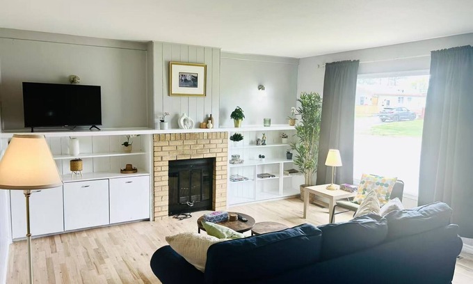 Thompson House | Contractor-friendly, 4Beds, Free Parking & Laundry & BBQ & Patio & Kitchen