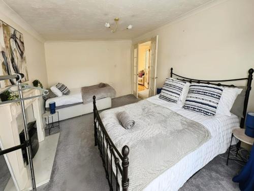 Swindon House | Contractor Friendly House - Sleeps upto 8