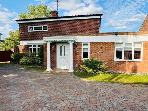 St Ives Apartment | Contractors families free parking Ramsey Road