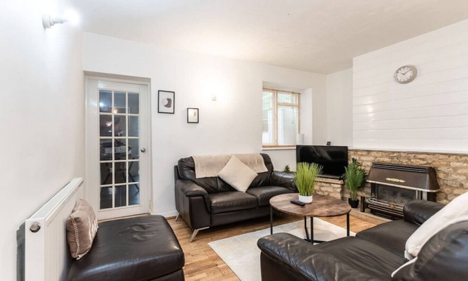 Swindon House | Contractors*Long Stay Discounts*Parking