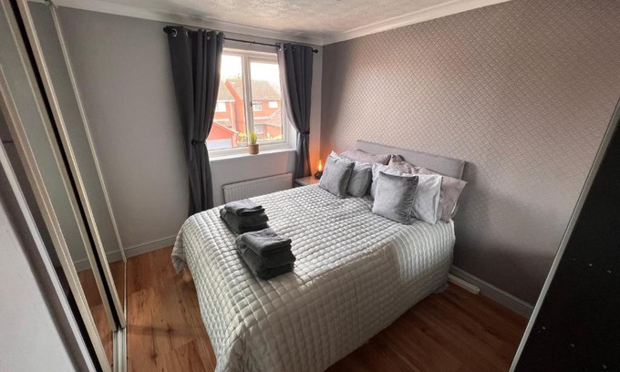 Giltbrook House | CONTRACTORS OR FAMILY HOUSE - M1 Nottingham - IKEA RETAIL PARK - CATKIN DRIVE - 2 Bed Home with Driveway, private garden, sleeps 4 - TV'S in all rooms
