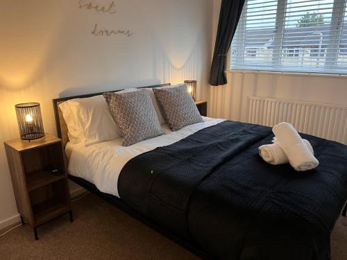 Giltbrook House | CONTRACTORS OR FAMILY HOUSE M1 Nottingham - IKEA RETAIL PARK - SWINDON CLOSE - 2 Bed Home with Driveway, private garden, sleeps 4 - TV'S in all rooms