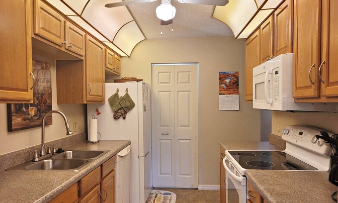 Daytona Beach Condo | Conv Located! 2 Miles 2 Daytona Intl Spdway/ Tanger Outlets-Ground Floor-Community Pool -Secure WIF!