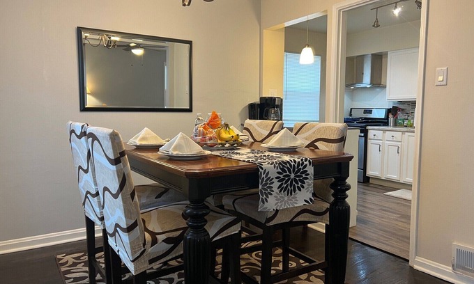 St. Louis House | Convenience 2 Bedroom House to Explore All of St Louis