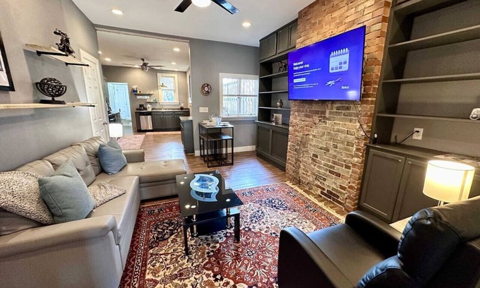 South Side Slopes House | Convenient 1 BR close southside