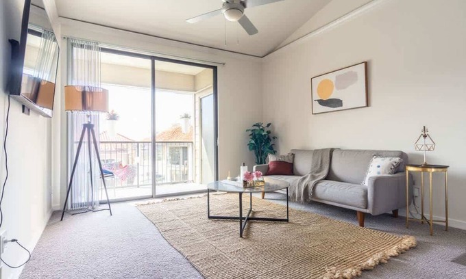 Las Colinas Apartment | Convenient 1BR King Suite Pool, Gym & Parking 04