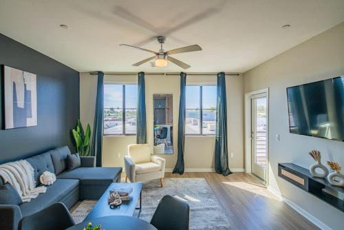 Orange Heights Apartment | Convenient 1BR Uptown Biltmore Gym Pool Parking