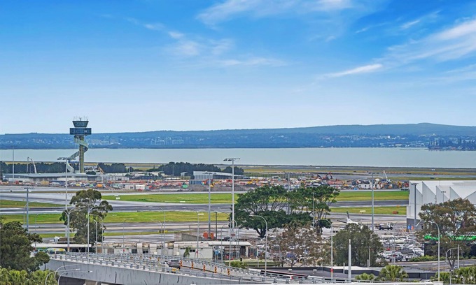 Mascot Apartment | Convenient Airport Getaway: Your Home Away from Home
