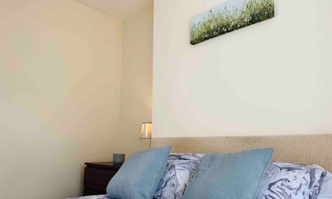 Edwinstowe House | Convenient and Spacious property, sleeps 6 with a big driveway and nice patio