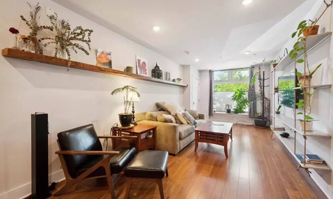 Fairmount House | Convenient Art Museum Apartment