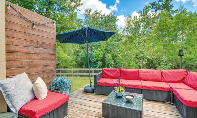 College Station House | Convenient Bryan Townhome w/Patio < 3 Mi to A&M!