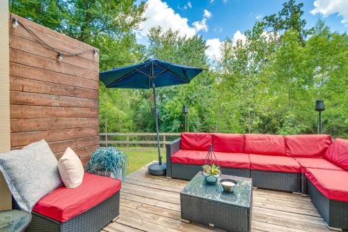 College Station House | Convenient Bryan Townhome with Patio Less Than 3 Mi to AandM!