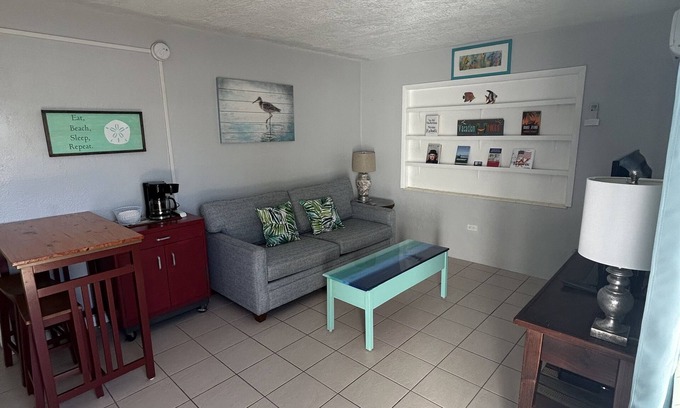 Little Venice House | Convenient central Marathon location, canal view.