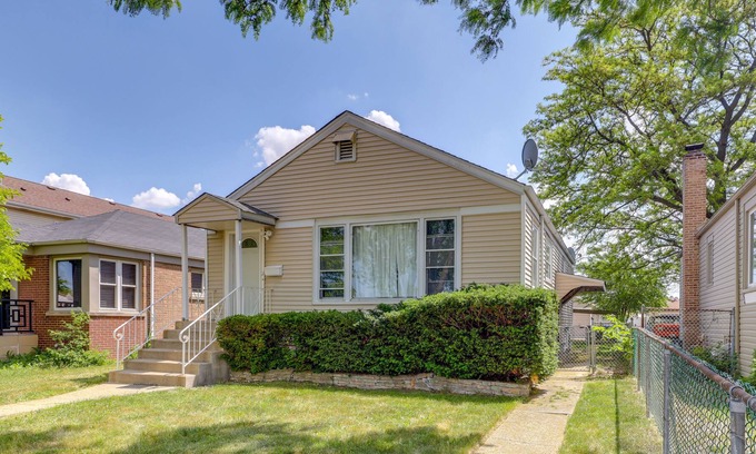 Clearing House | Convenient Chicago Vacation Rental w/ Office!