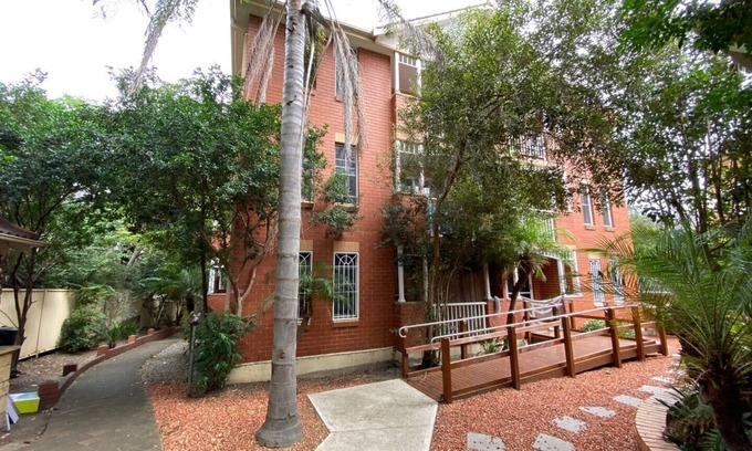 Hurstville Apartment | Convenient Family Home ,2 minutes walk to Station and Westfield