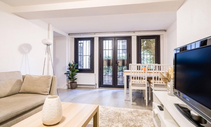 Kabatas Apartment | Convenient Flat w Garden 10 min to Galataport